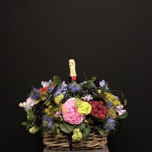 Cesta con flores, frutas y champagne Moët Chandon