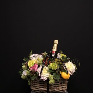 Cesta con flores y champagne Moët Chandon
