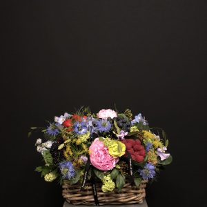 Cesta con flores y frutas